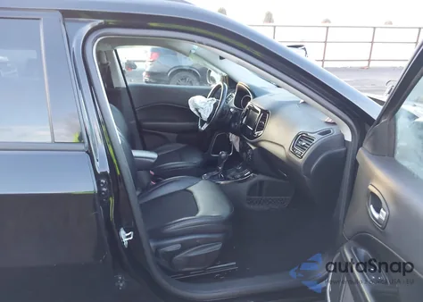 2021 Jeep Compass Altitude 4X4 z USA, uszkodzony, nr VIN 3C4NJDBB5MT584591